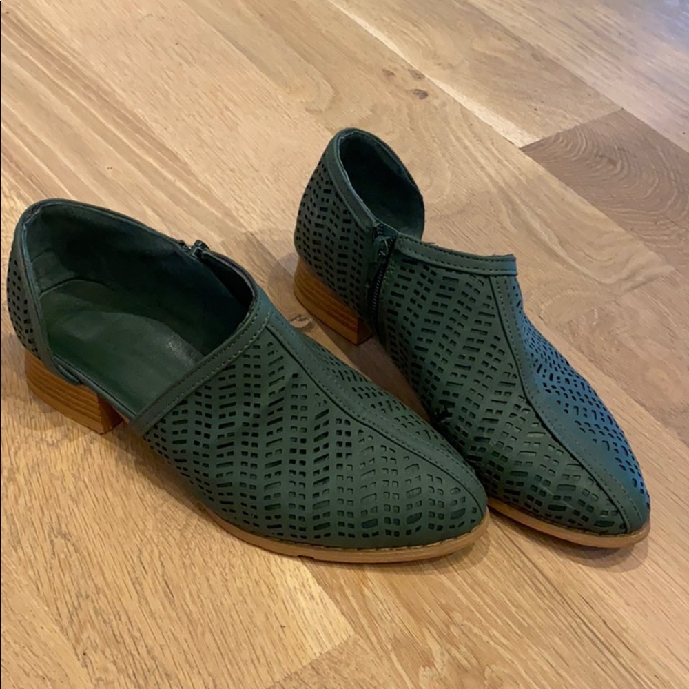 GORGEOUS size 36 (US 6) hunter green booties!